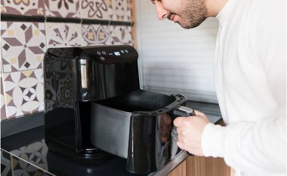 Los alimentos que no debes cocinar con una freidora de aire