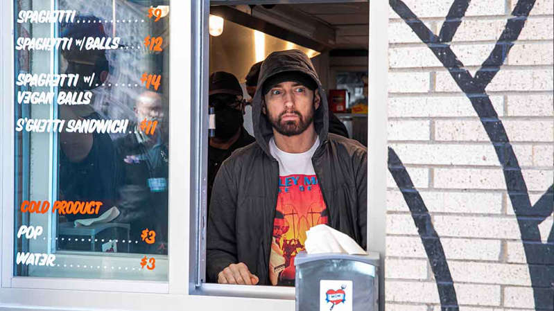 Eminem sorprende a clientes de su nuevo restaurante al atenderlos personalmente