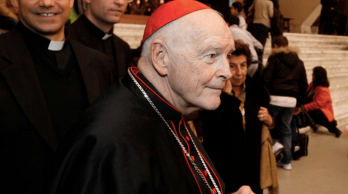 Revelan presuntos grandes sobornos del ex cardenal McCarrick a 2 papas