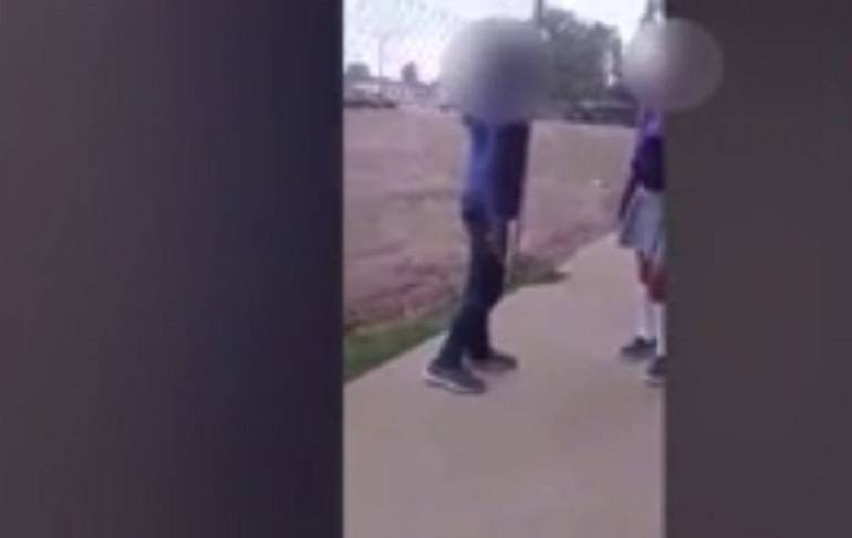Video: Cuchillo en mano dos niñas riñen en secundaria de Sonora
