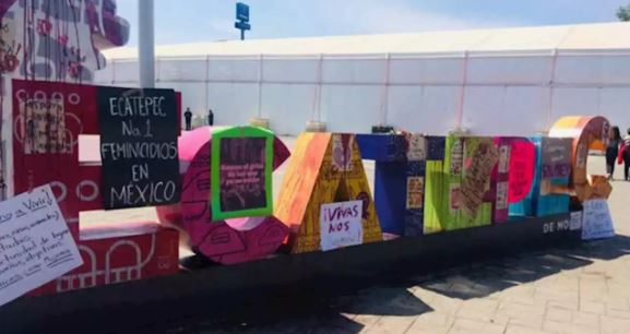 Feministas marchan y pintan palacio municipal en Edomex