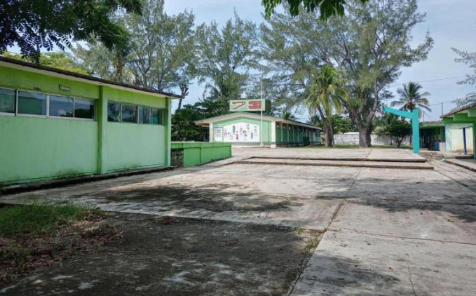 Veracruz: Estudiantes son encerrados en salón sin ventilación como castigo