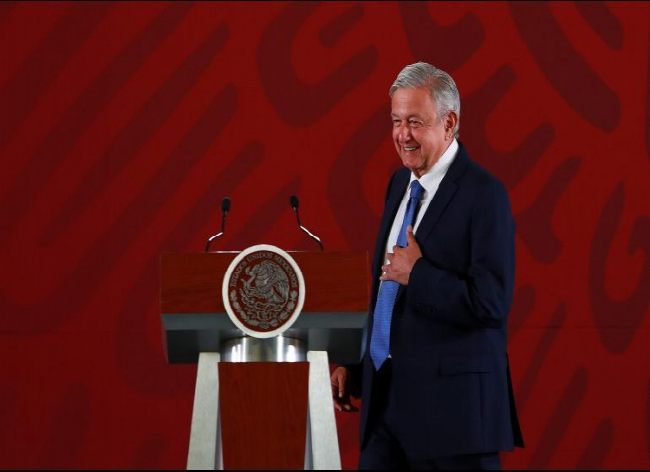 López Obrador critica el "mundo de fantasía" de series y televisión