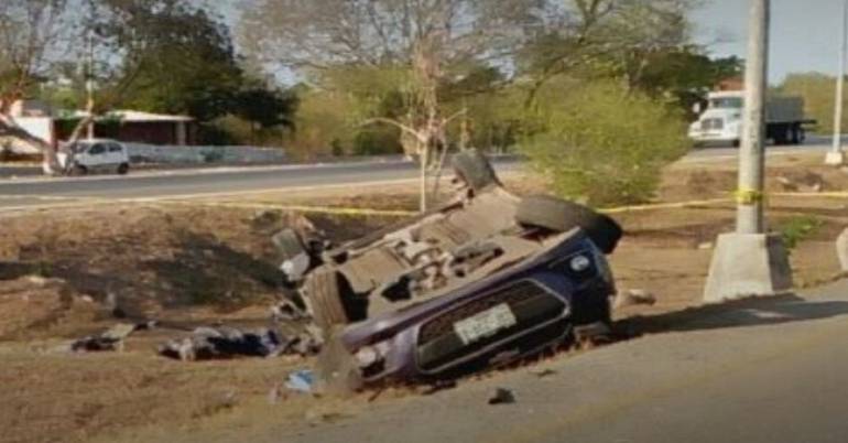 Mérida: Muere aplastado por su propio auto tras dar volteretas en Periférico