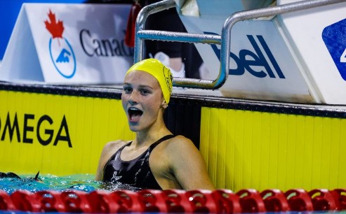 Joven canadiense impone récord mundial de natación en 400 m libres