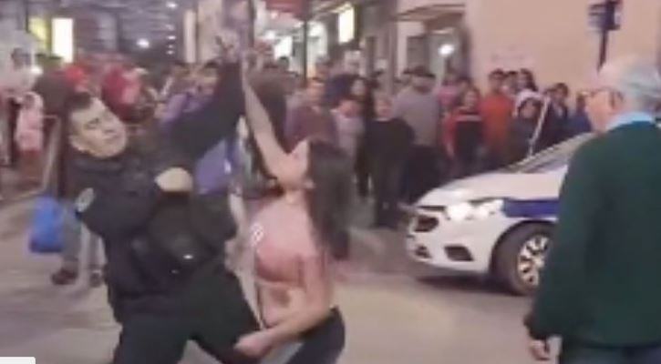 Captan inusual pelea entre una mujer y un policía; la comparan con Mike Tyson