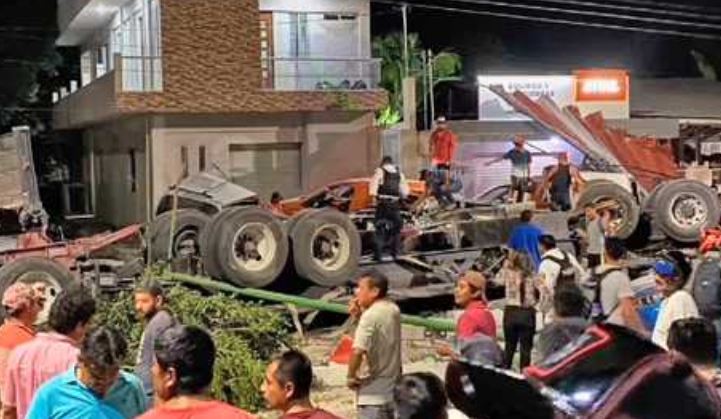 Campeche: Aplastados, 17 vehículos tras volcadura de un tráiler