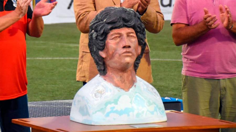 Fea estatua en homenaje a Diego Maradona causó todo tipo de burlas