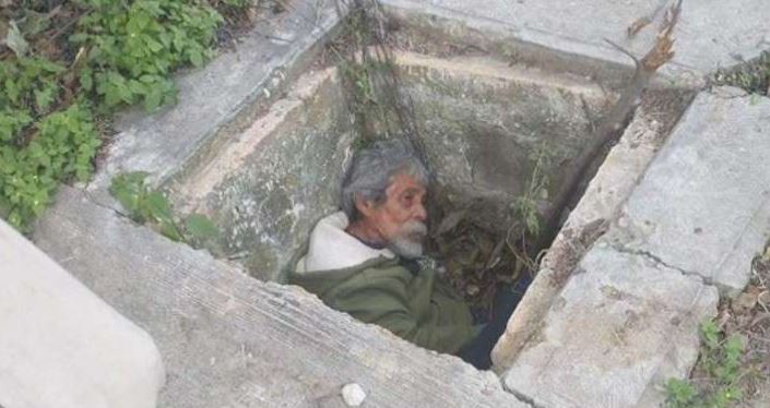 Rescatan a abuelito abandonado que se refugiaba del frío en una alcantarilla