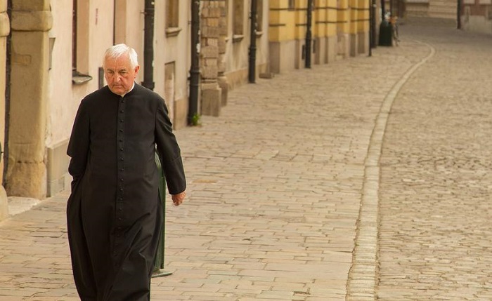 Autoridades de Italia investigan a 9 sacerdotes por abuso