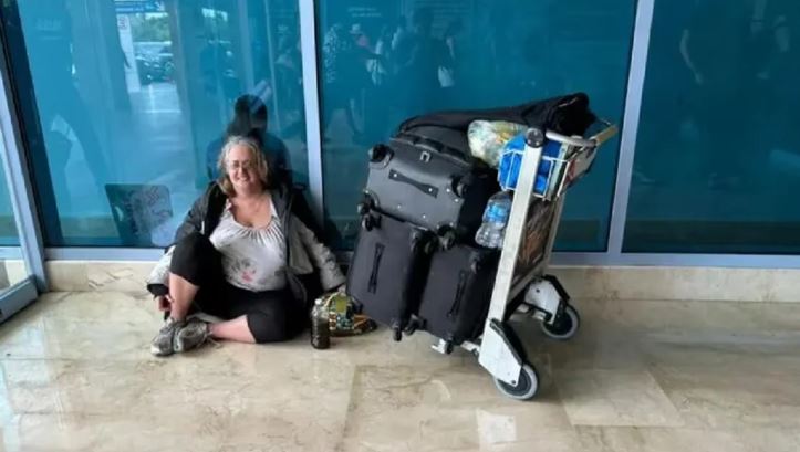 Canadiense lleva 15 días vivendo en el Aeropuerto de Cancún ¿Como en la película?