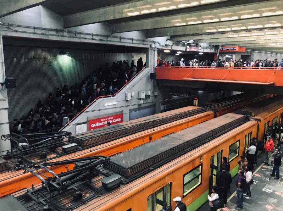 CDMX: Alta afluencia impide respetar marcas de sana distancia en Metro