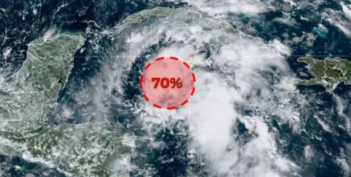 Monitorean posible ciclón que está está a 355 km de Cancún