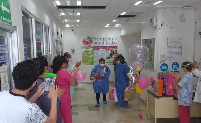 Con aplausos, celebran el alta de Ivana, la bebé acuchillada en Mérida