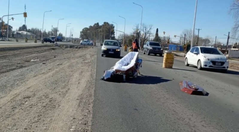 Argentina: Vehículo fúnebre pierde ataúd y cuerpo en plena carretera