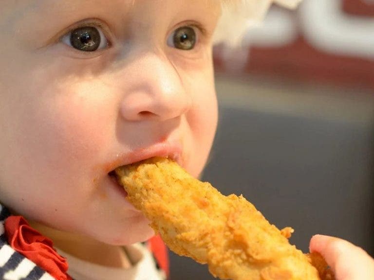 EE.UU.: Niñera da nuggets de pollo a niños vegetarianos y se mete en problemas