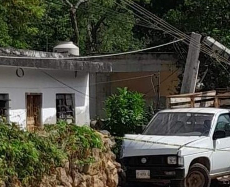 Mérida: Conductor alcoholizado tira poste y deja sin electricidad a vecinos