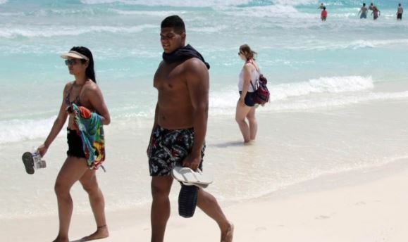Sin miedo a covid-19, turistas empiezan a llegar a Cancún