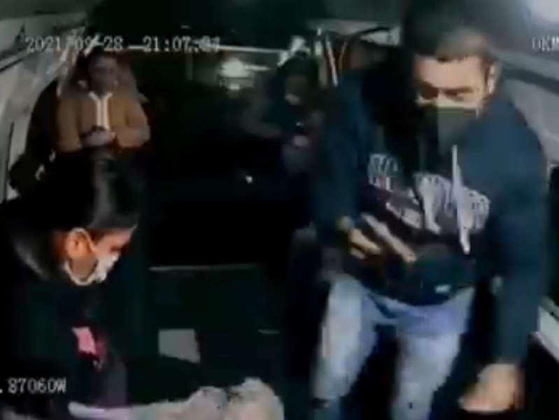 (VÍDEO) Ratero golpea a pasajero para robarle celular en combi de Naucalpan