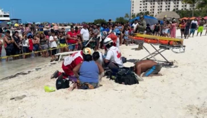 "Despierta hijo por favor": padres a niño que murió en playa de Cancún