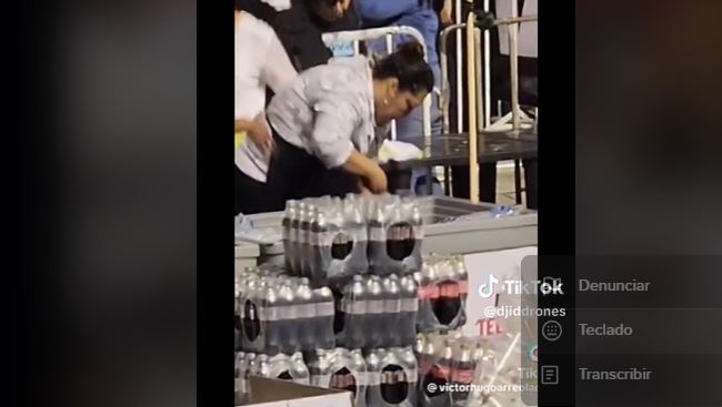 (Hay Vídeo) La cachan rellenando botellas de cerveza con sobras