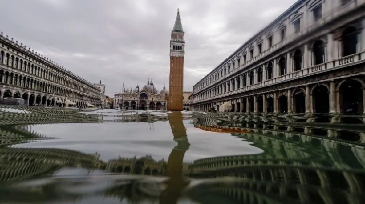 Venecia cierra la emblemática plaza de San Marcos tras fuerte inundación