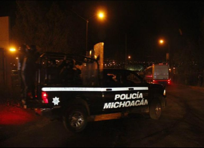 Hombres armados atacan a policías en Michoacán