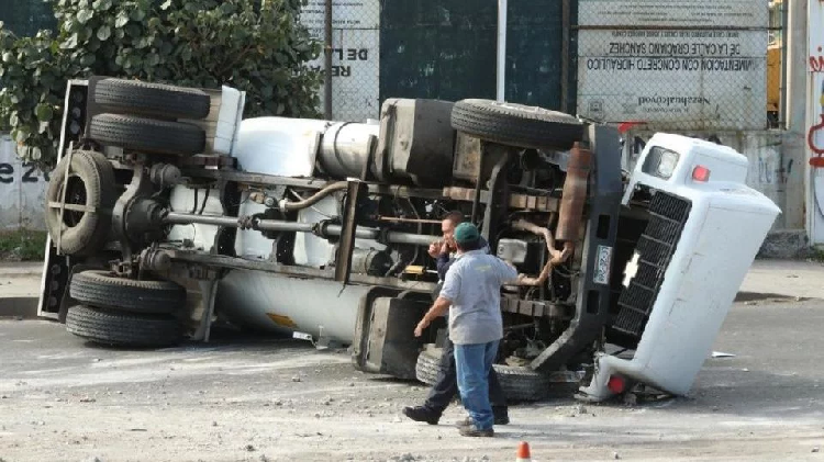 Vuelca pipa de gas en Nezahualcóyotl