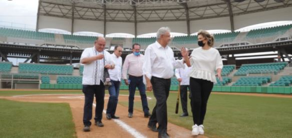 AMLO se da el gusto de inaugurar estadio que costó $57 millones rehabilitarlo