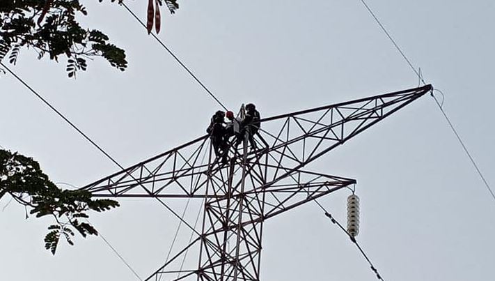 Mérida: Estudiante se sube a lo más alto de una torre de alta tensión