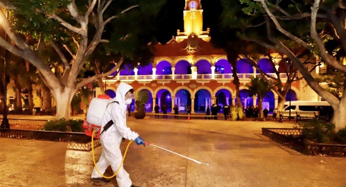 Mérida: Ayuntamiento sanitiza espacios públicos por las noches