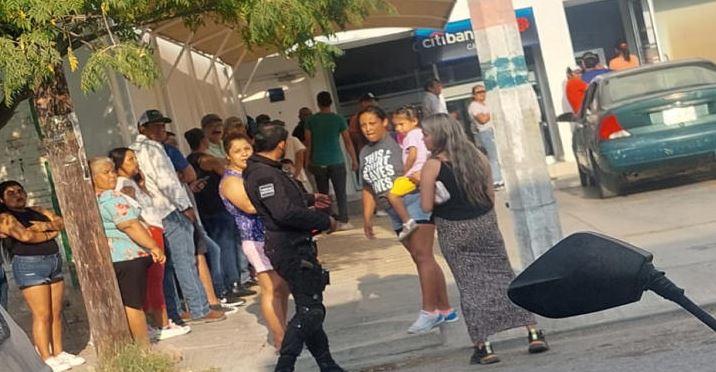 Dos mujeres, embarazada y con niños, se pelean en la fila del cajero