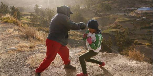 Niña boxeadora de Bolivia desafía al COVID en pos de su sueño