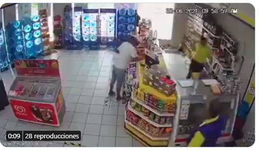 VIDEO: Cajera pide a clienta que use cubrebocas y en respuesta recibe una golpiza