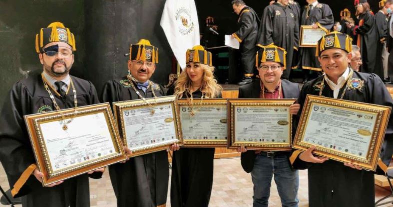 Dan a "Lord Molécula" doctorado honoris causa por cubrir las "mañaneras"