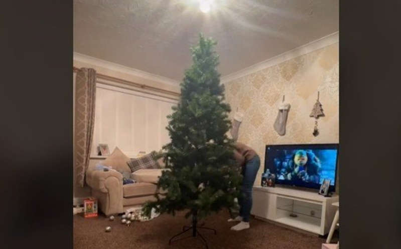 Madre revela la razón por la que quita el árbol de Navidad el 25 de diciembre