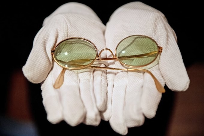 Subastan icónicas gafas redondas de Lennon en 183 mil dólares