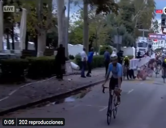 (VIDEO) Espectador cruza durante carrera y causa la caída de los ciclistas