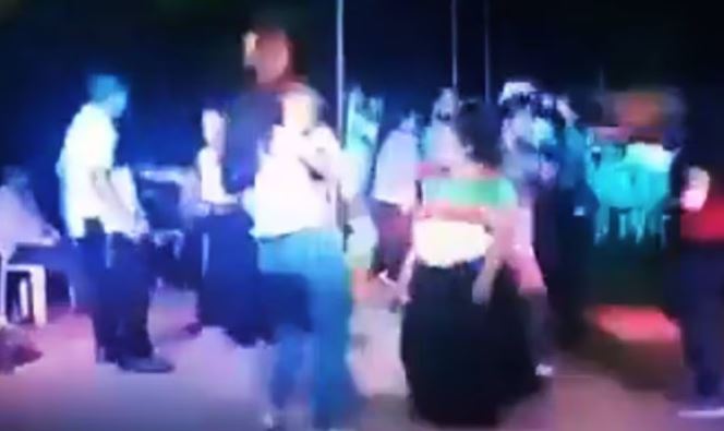 (VIDEO) Disparan a mujer con bebé en brazos durante fiesta en Puebla