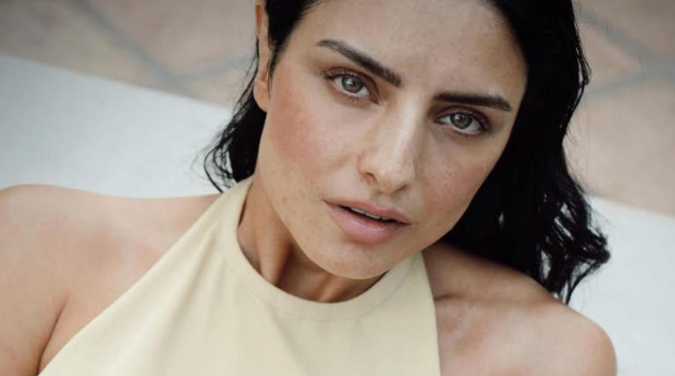 Aislinn Derbez es criticada por su look en los Premios Platino 2025: "Es exhibicionista"
