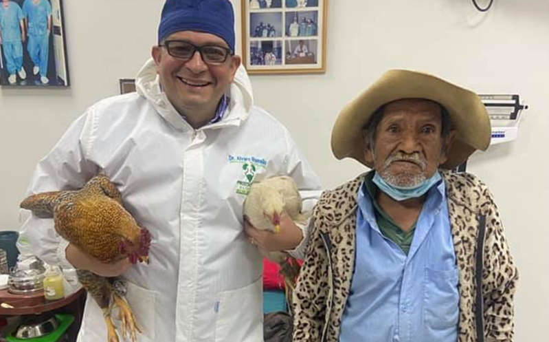 Abuelo regala dos gallinas a médico que lo operará gratis de la próstata