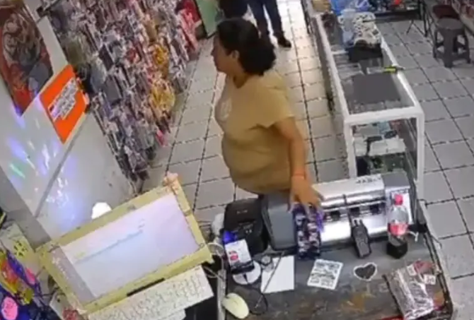 ¡Ratera! Mujer entra a local de celulares, disimula y se roba el teléfono de una empleada