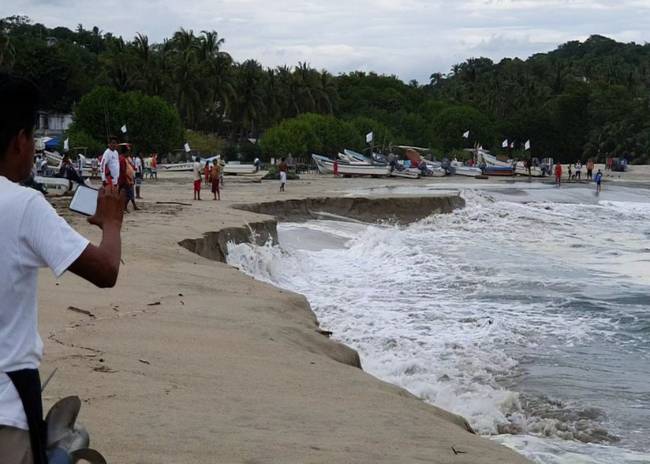 Extraño fenómeno en Oaxaca 'hunde' una playa turística