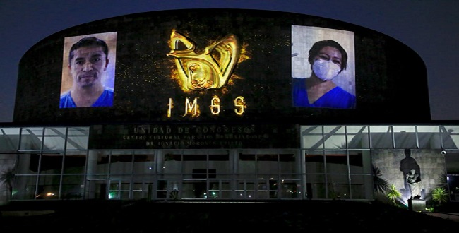 Proyectan sobre fachada del IMSS el “Mural a los Héroes de la Salud”