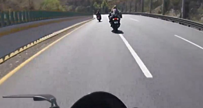 (VIDEO) Dos motociclistas se impactan en la curva de la México-Cuernavaca