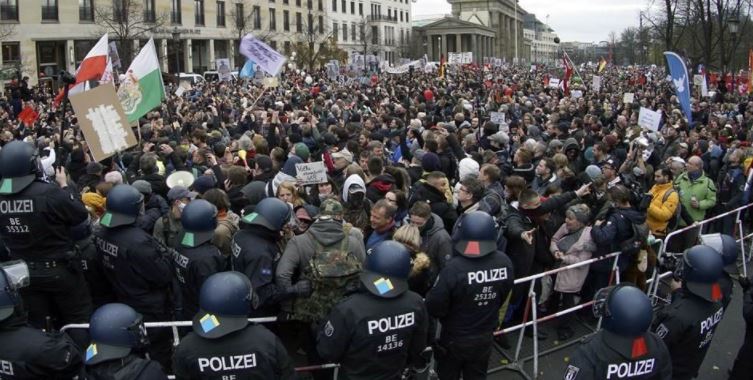Pese a repunte de Covid la gente protesta contra restricciones en Alemania