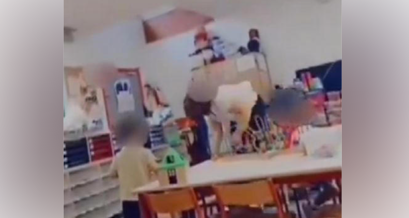 (VÍDEO) Captan cuando maestra golpea a una niña en guardería