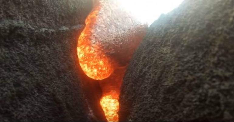 Olvidó su cámara cerca a un volcán en erupción y captó asombroso fenómeno natural