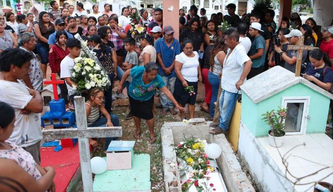 Sepultan a la niña bailarina que murió prensada en elevador del IMSS