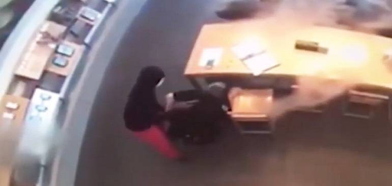 VIDEO: Ladrón desarma a policía y le apunta con su pistola durante un robo en Texas